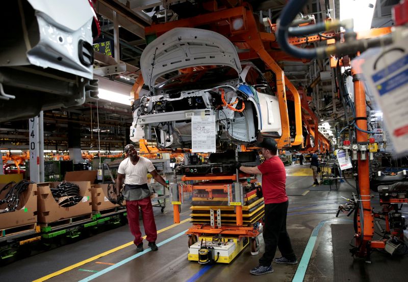 &copy; Reuters. Imagen de archivo de trabajadores de General Motors conectando una batería bajo un Chevrolet Bolt EV 2018 parcialmente montado en la línea de ensamblaje de Orion Assembly en Lake Orion