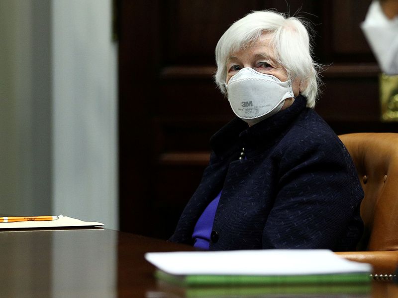 &copy; Reuters. FOTO DE ARCHIVO: La secretaria del Tesoro de Estados Unidos, Janet Yellen, asiste a una reunión con el presidente Joe Biden en la Casa Blanca en Washington