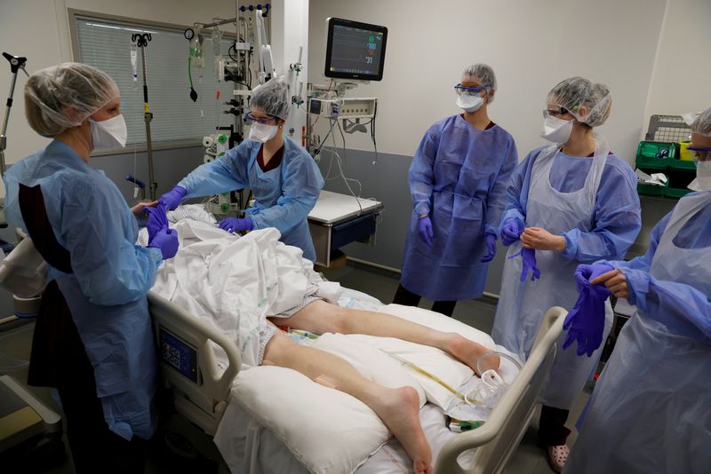 &copy; Reuters. Paciente com Covid em hospital de Cambrai, na França