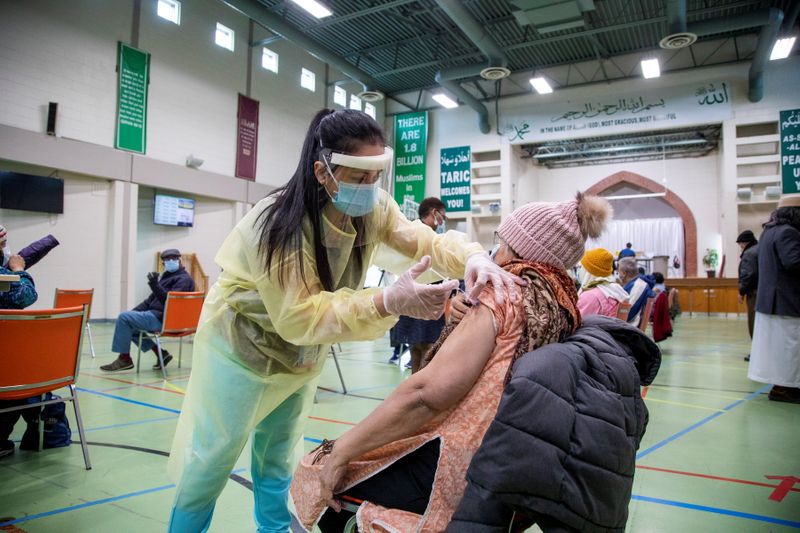 © Reuters. COVID-19 vaccinations at an Islamic centre in Toronto