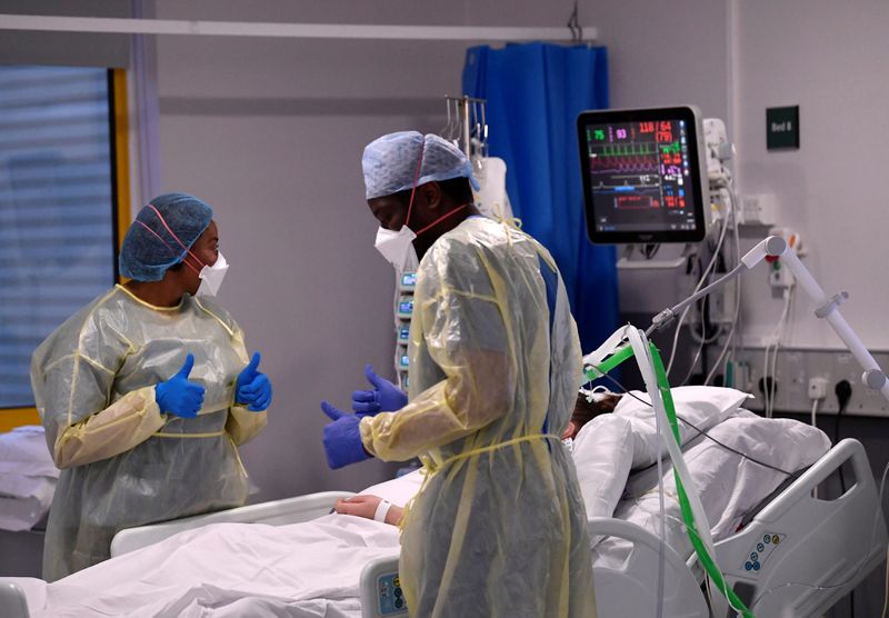 &copy; Reuters. Paciente com Covid é tratado em hospital britânico de Milton Keynes