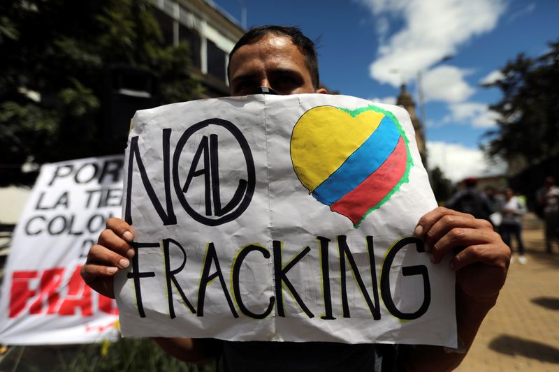 &copy; Reuters. Foto de archivo. Un hombre sostiene un cartel que dice: &quot;No al fracking&quot;, durante una protesta contra el uso del fracking, en Bogotá