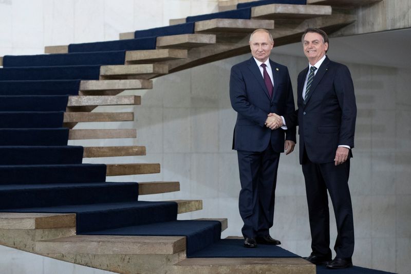 &copy; Reuters. Foto de archivo del Presidente de Rusia, Vladimir Putin, y su par de Brasil, Jair Bolsonaro, posando para una foto en la cumbre BRICS en Brasilia