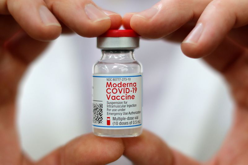 &copy; Reuters. FOTO DE ARCHIVO: Un farmacéutico sostiene un frasco de la vacuna contra el coronavirus de Moderna en West Haven, Connecticut, Estados Unidos