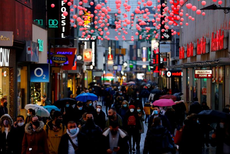 &copy; Reuters. FOTO DE ARCHIVO: Personas caminan por el distrito comercial de Hohe Strasse un día antes de que Alemania vuelva a un encierro total debido al brote de coronavirus, en Colonia, Alemania