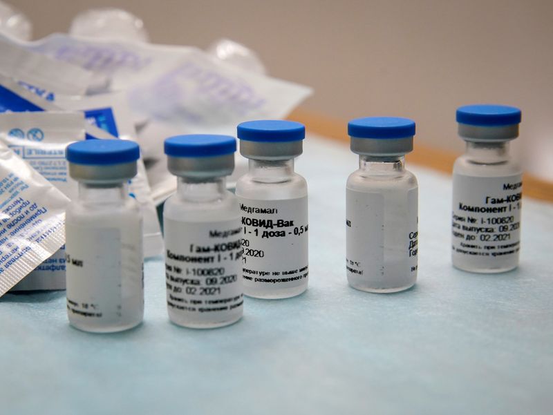 &copy; Reuters. FILE PHOTO: Bottles of Russia&apos;s &quot;Sputnik-V&quot; COVID-19 vaccine