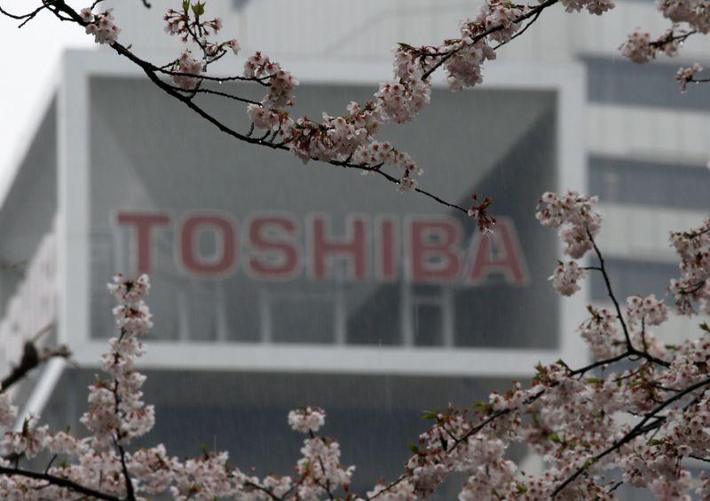 &copy; Reuters. Il logo Toshiba Corp presso la sede centrale a Tokyo