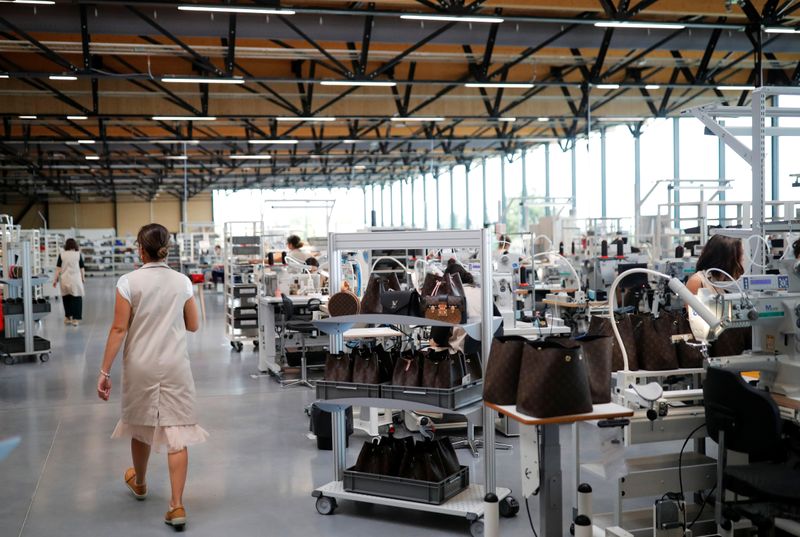 &copy; Reuters. Empleados trabajan en una nueva fábrica de ropa de alta gama de Vuitton en Beaulieu-sur-Layon