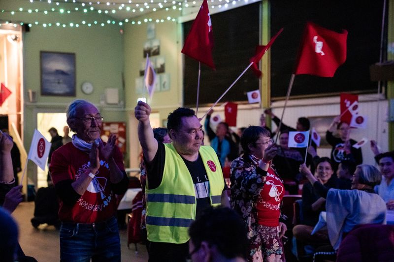 &copy; Reuters. Miembros de IA (Inuit Ataqatigiit) celebran al finalizar la votación durante las elecciones de Groenlandia en Nuuk