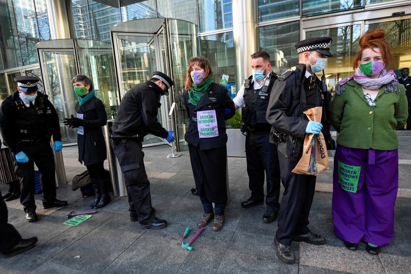 &copy; Reuters. هجوم مدافعين عن المناخ على مقر بنك باركليز في لندن والقبض على سبعة
