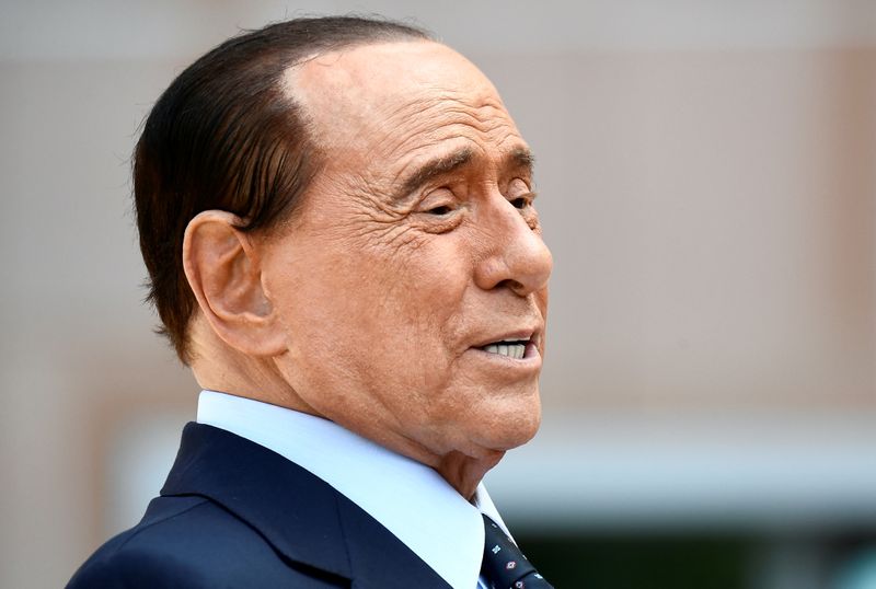 &copy; Reuters. El ex primer ministro italiano Silvio Berlusconi habla con los medios de comunicación a la salida del hospital San Raffaele de Milán