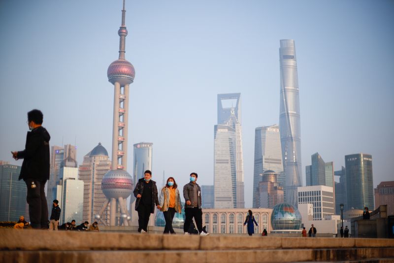 &copy; Reuters. People walk at the Bund in front of Lujiazui financial district of Pudong in Shanghai