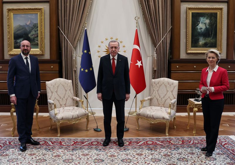 &copy; Reuters. FOTO DE ARCHIVO: Ursula von der Leyen junto a Tayyip Erdogan y Charles Michel en Ankara