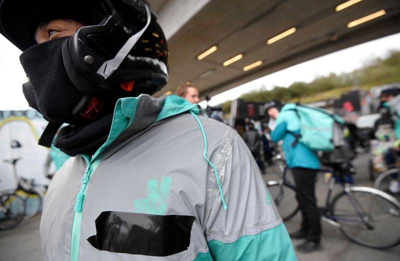 © Reuters. Deliveroo riders demonstrate to push for improved working conditions, in London