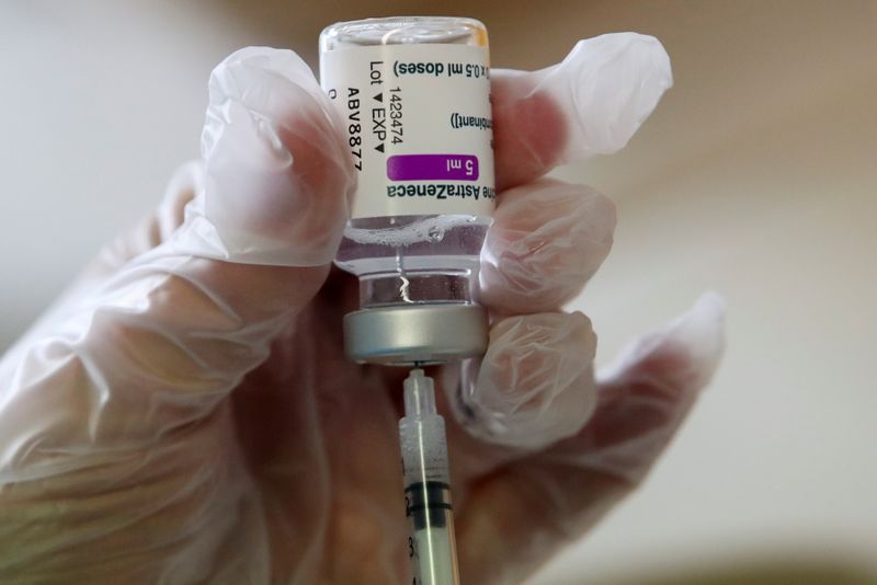 &copy; Reuters. Profissional de saúde prepara dose de vacina da AstraZeneca contra Covid-19 em centro de vacinação em Ronquieres, na Bélgica