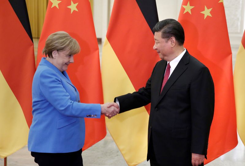 &copy; Reuters. Foto de archivo ilustrativa de un encuentro entre el Presidente de China, Xi Jinping, y la canciller alemana, Angela Merkel, en Pekín