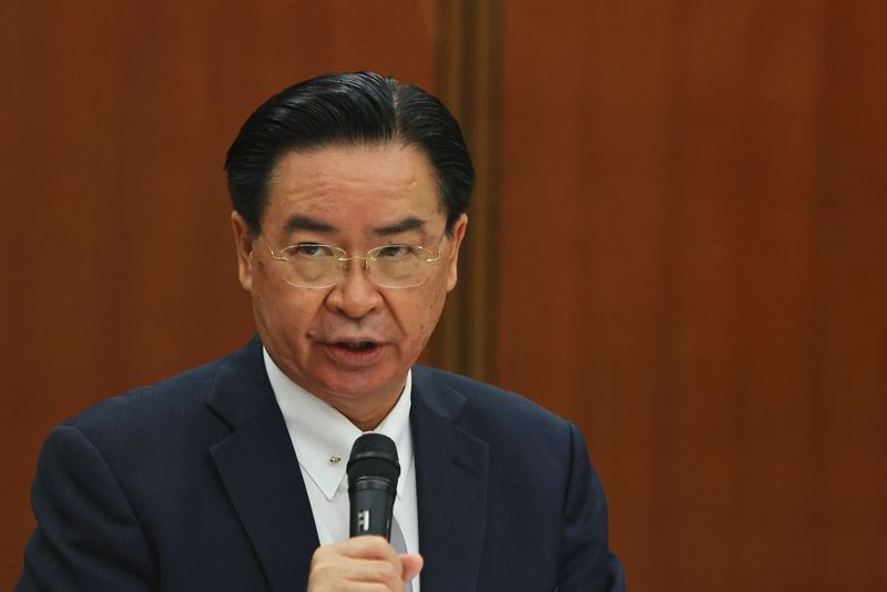 &copy; Reuters. El ministro de Relaciones Exteriores de Taiwán, Joseph Wu, en rueda de prensa en Taipéi