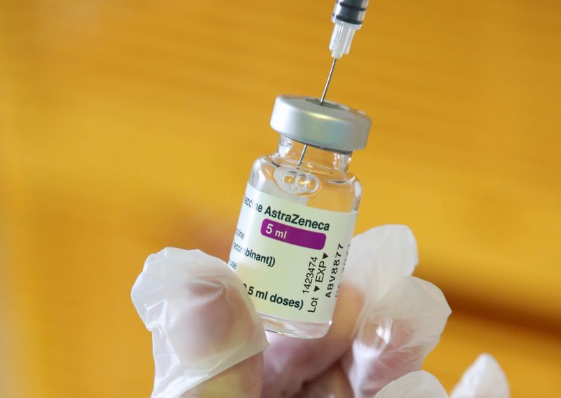 &copy; Reuters. Vial con vacuna COVID-19 de AstraZeneca en centro de vacunación, Ronquières