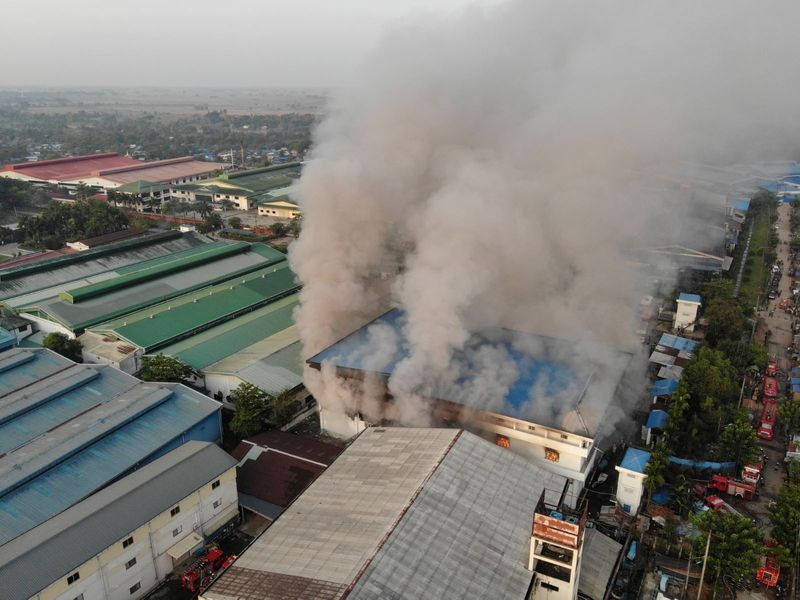 &copy; Reuters. Incendio en JOC Galaxy (Myanmar) Apparel Co. en el municipio de Hlaing Thar Yar