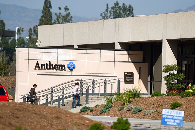 &copy; Reuters. FILE PHOTO: People enter the office building of health insurer Anthem in Los Angeles, California