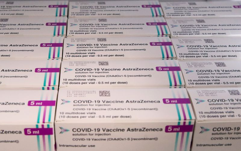 &copy; Reuters. Caixas com frascos da vacina contra Covid-19 da AstraZeneca em centro de vacinaçãi em Ronquieres, na Bélgica