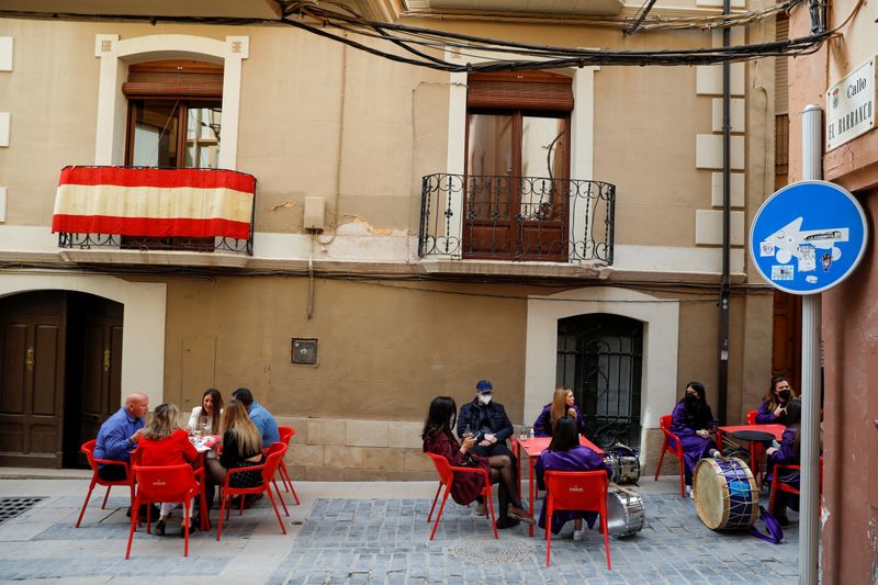 &copy; Reuters. FOTO DE ARCHIVO: Varias personas sentadas a las mesas de la terraza de un restaurante durante la Semana Santa en Calanda