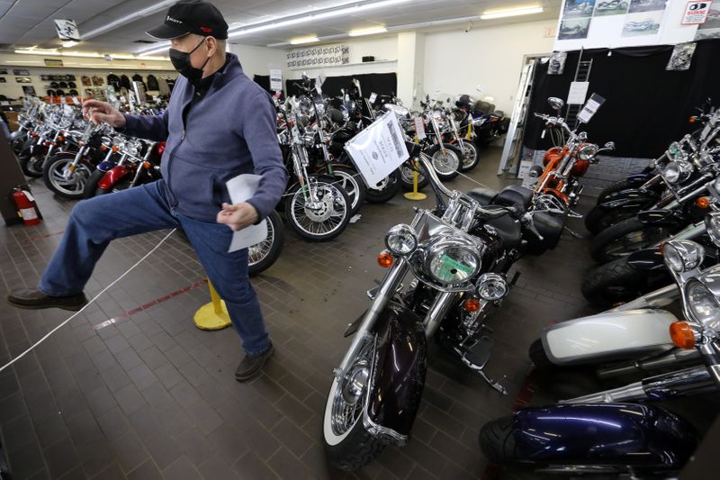 &copy; Reuters. FILE PHOTO: Gary Haines places SOLD signs on Harley Davidson motorcycles in Toronto