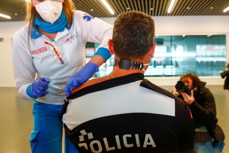&copy; Reuters. FOTO DE ARCHIVO: Una trabajadora sanitaria aplica una dosis de la vacuna de AstraZeneca contra la COVID-19 a un agente de policía en Madrid