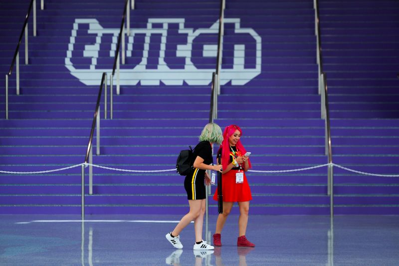 © Reuters. FILE PHOTO: A Twitch logo is displayed at a video games expo