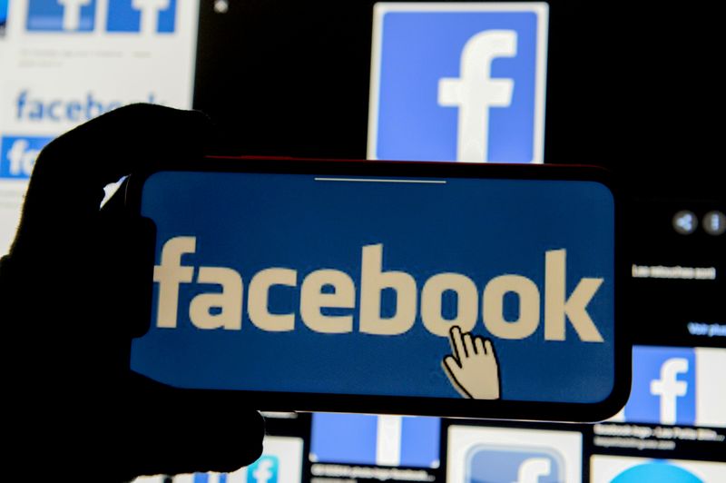 &copy; Reuters. FILE PHOTO: The Facebook logo is displayed on a mobile phone