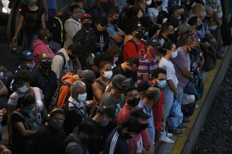&copy; Reuters. Estação de trem lotada em São Paulo