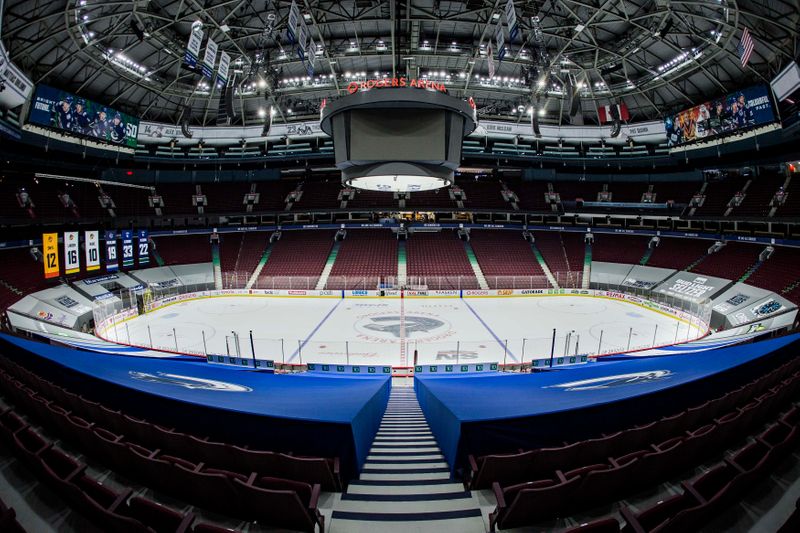 &copy; Reuters. FILE PHOTO: NHL: Calgary Flames at Vancouver Canucks