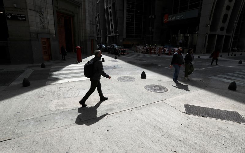 &copy; Reuters. Pedestrians walk in Buenos Aires&apos; financial district