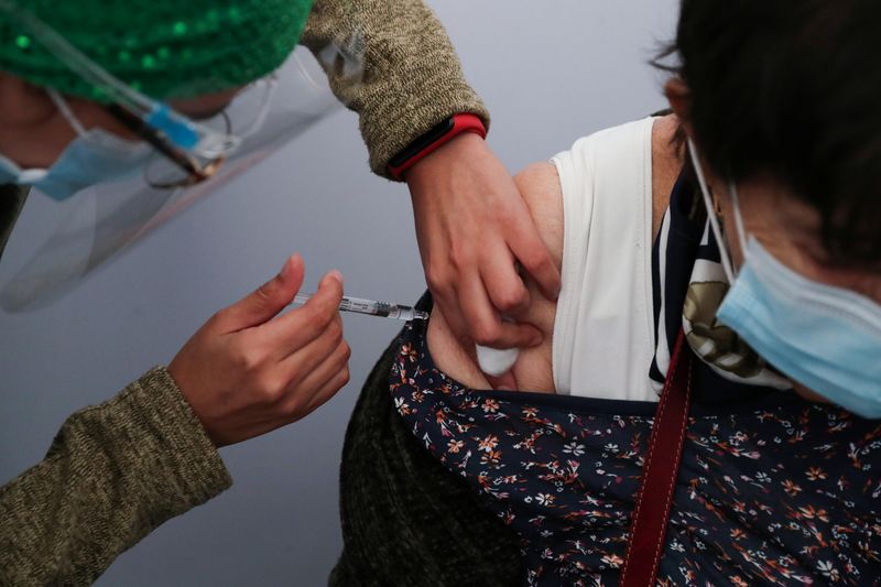 &copy; Reuters. Mulher é vacinada contra Covid-19 em Santiago