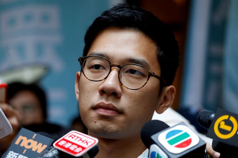© Reuters. FILE PHOTO: Pro-democracy activist Nathan Law is interviewed by journalists outside the Final Court of Appeal after being granted bail in Hong Kong