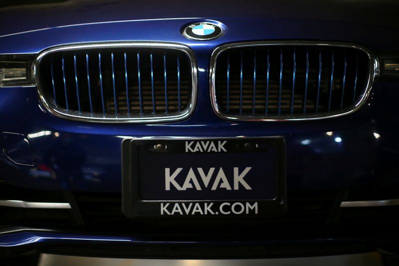 &copy; Reuters. Imagen de archivo. El logo de la plataforma de compra y venta de autos usados Kavak es visto en un vehículo en Ciudad de México