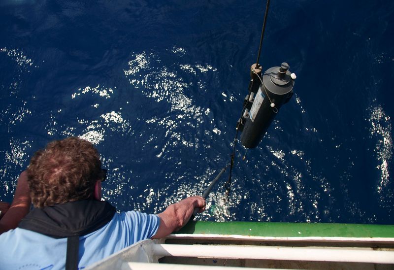 &copy; Reuters. Marine biologist Tim Lewis retrieves a Niskin Water Sampling Bottle at the Saya de Malha Bank