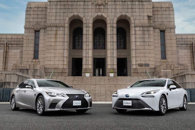 © Reuters. Lexus LS and Toyota Mirai cars in front of the Meiji Memorial Picture Gallery in Shinjuku, Tokyo in this undated handout photo