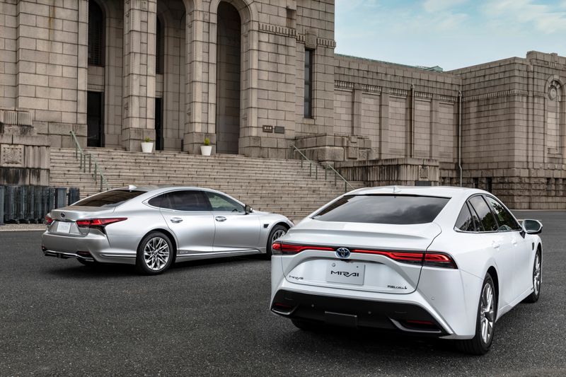 © Reuters. Lexus LS and Toyota Mirai cars in front of the Meiji Memorial Picture Gallery in Shinjuku, Tokyo in this undated handout photo