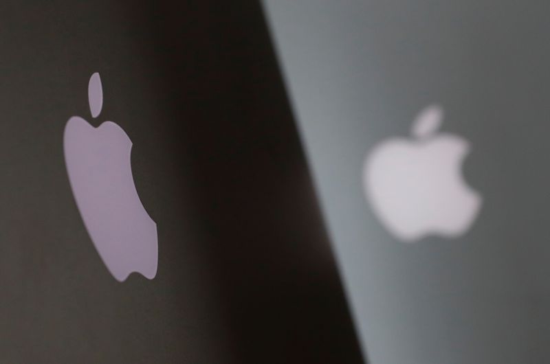 &copy; Reuters. Apple company logos are seen as two MacBooks stand next to each other in an office in Vienna