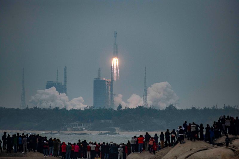 &copy; Reuters. FOTO DE ARCHIVO: Lanzamiento del cohete Long March 8 Y-1 desde el centro de lanzamiento espacial Wenchang