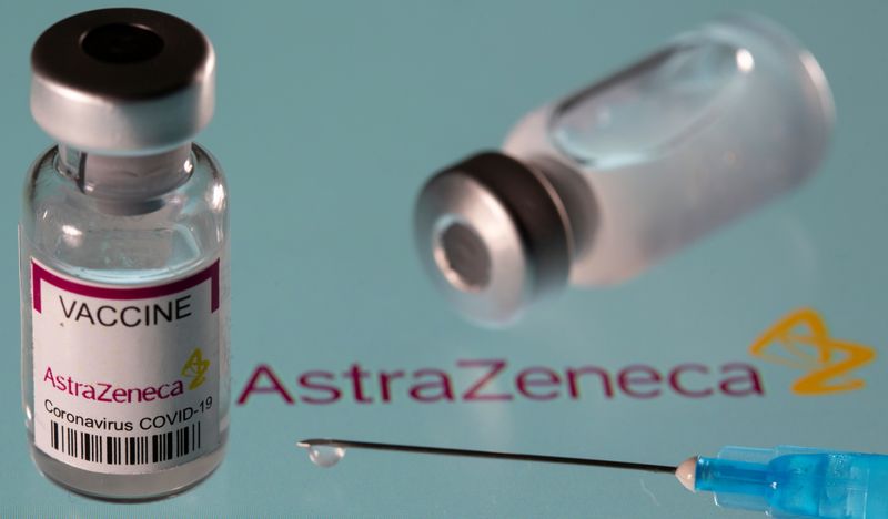 &copy; Reuters. FOTO DE ARCHIVO: Viales y una jeringa médica sobre el logotipo de AstraZeneca