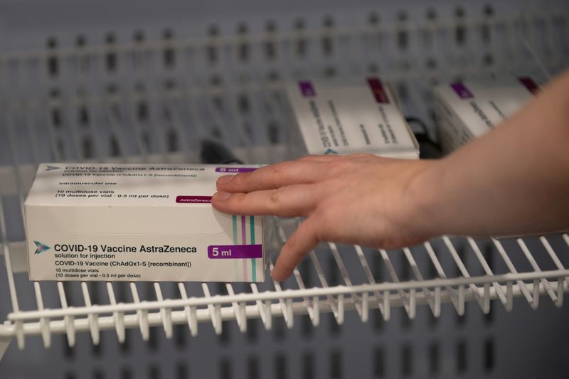 &copy; Reuters. FOTO DE ARCHIVO: Cajas con dosis de la vacuna de COVID-19 desarrollada por la Universidad de Oxford y AstraZeneca en Stevenage