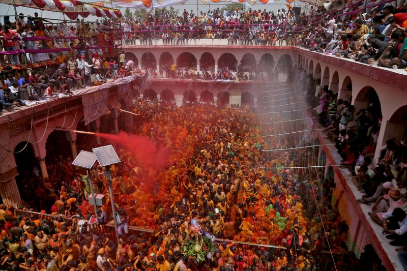 &copy; Reuters. FILE PHOTO: Hindu devotees take part in &apos;Huranga&apos;, at Dauji temple near Mathura