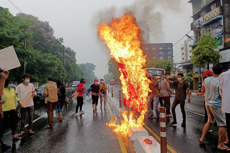 &copy; Reuters. FOTO DE ARCHIVO: Un grupo de manifestantes en contra del golpe de Estado militar queman una bandera de China en Rangún