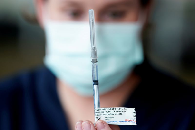 &copy; Reuters. FOTO DE ARCHIVO: Un profesional sanitario prepara una dosis de la vacuna de Pfizer contra el coronavirus en Melbourne, Australia