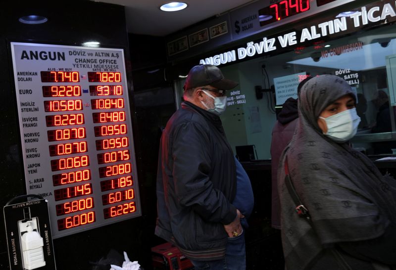 &copy; Reuters. People wait to change money at a currency exchange office in Istanbul