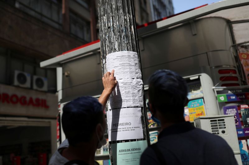 &copy; Reuters. Anúncios de emprego no centro de São Paulo