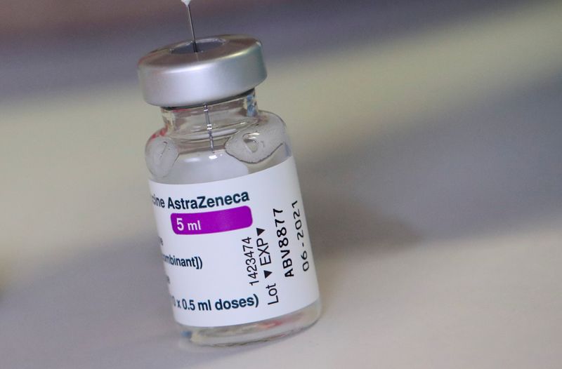 &copy; Reuters. Frasco da vacina contra Covid-19 da AstraZeneca em centro de vacinação em Ronquieres, na Bélgica
