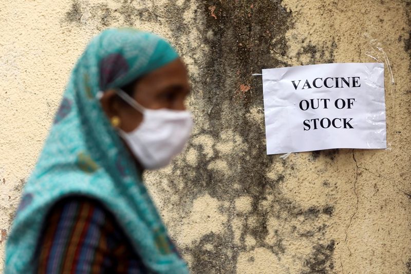 &copy; Reuters. Cartaz que informa sobre falta de vacinas contra Covid-19 em centro de vacinação em Mumbai, na Índia